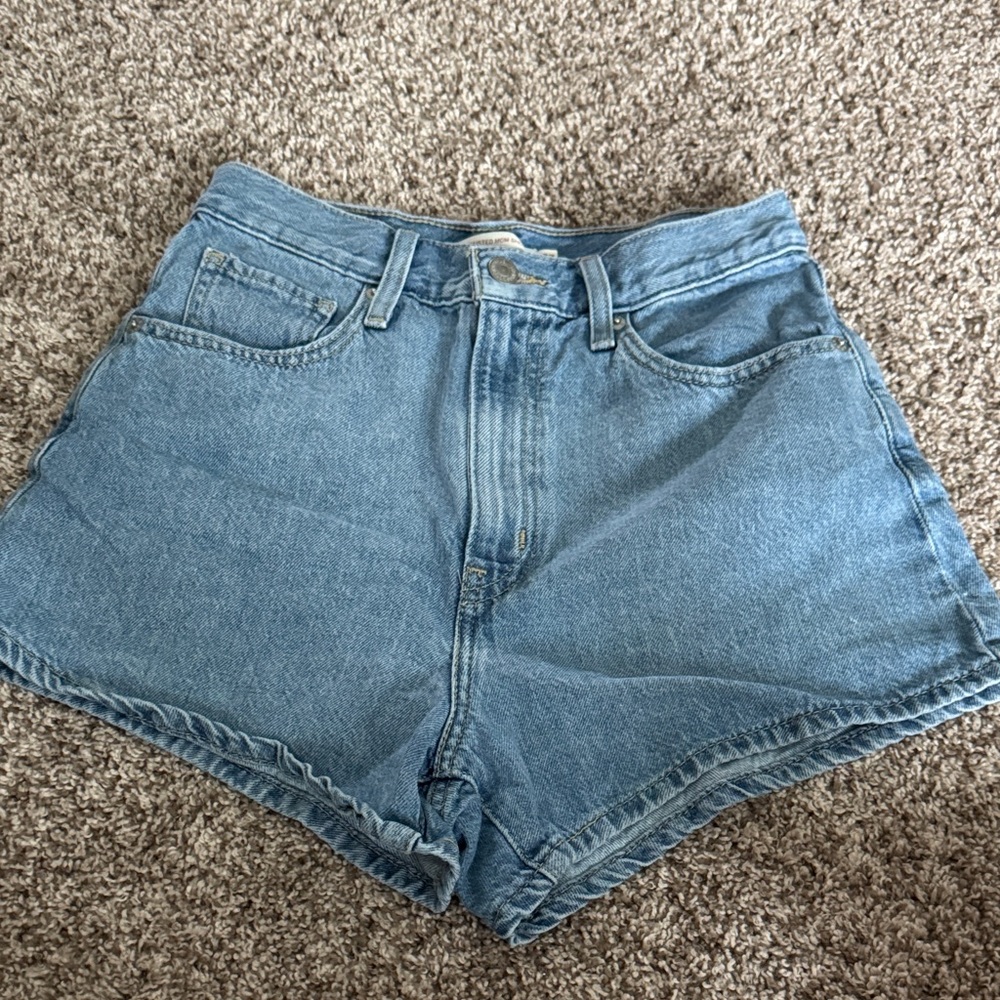 Levi’s Hight wasted mom shorts